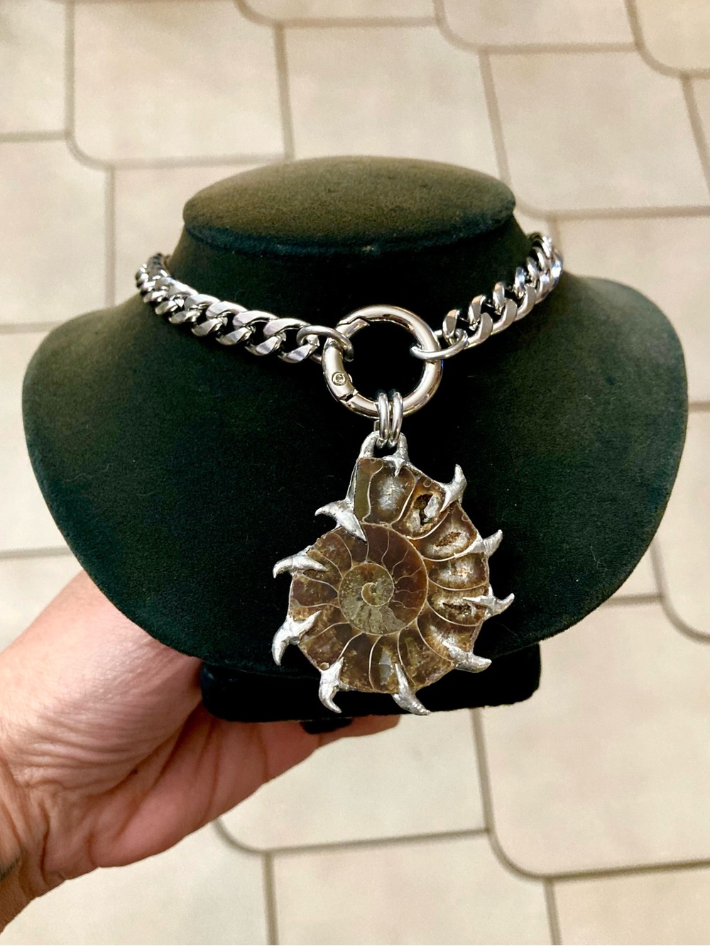 Genuine ammonite fossil shell with spikes on cuban chain choker necklace - Picture 15 of 15
